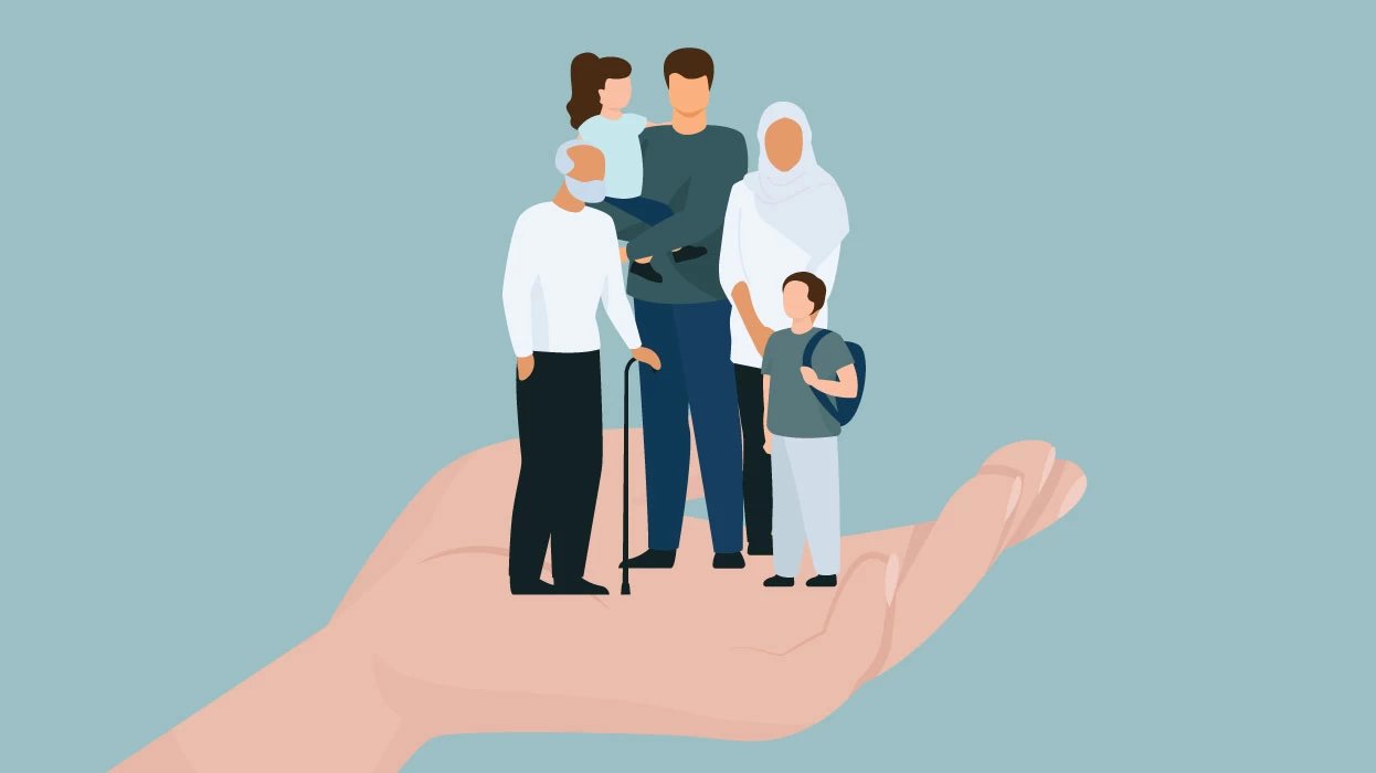 لوحة لعائلة — جدّ وأب وأمّ وطفلان — محمولة على كفّ يد، رمزًا للرعاية.